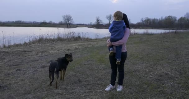 Madre Sostiene Hijito Caminata Senderismo Campo Cerca Del Río Mañana — Vídeos de Stock