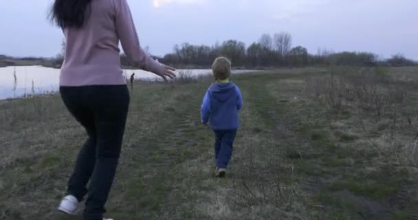 Madre Hijo Corriendo Jugando Campo Cerca River Caminata Matutina Por — Vídeo de stock