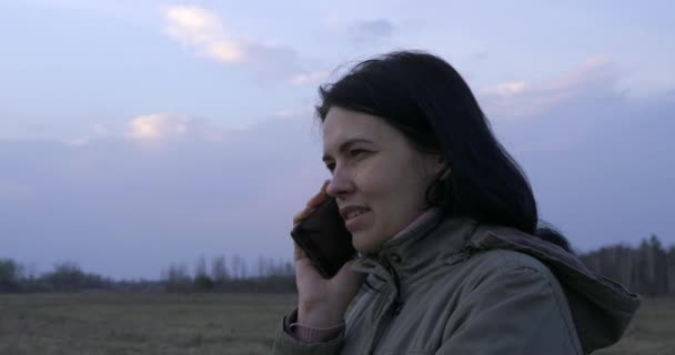 Junge Frau Telefoniert Während Sie Auf Dem Feld Steht Wandern — Stockvideo