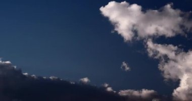 Beyaz Bulutlardan Karanlık Bulutlara 4K 60p. Şiddetli Yağmurlu Bulut Mavi Gökyüzü Hızlandırmasını Kapsıyor