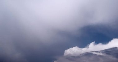 Beyaz Bulutlardan Karanlık Bulutlara. Şiddetli Yağmurlu Bulut Mavi Gökyüzü Hızlandırmasını Kapsıyor