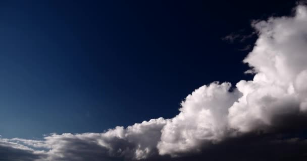 Von Weißen Wolken Dunklen Wolken Starke Regenwolken Bedecken Den Blauen — Stockvideo