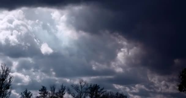 60P White Clouds Dark Overcast Silné Deštivé Mraky Pokrývají Modré — Stock video