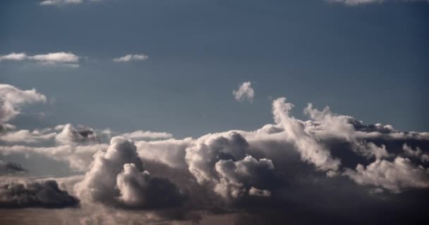 Formation dynamique de nuages pluvieux. Changement climatique. Saison Climat 