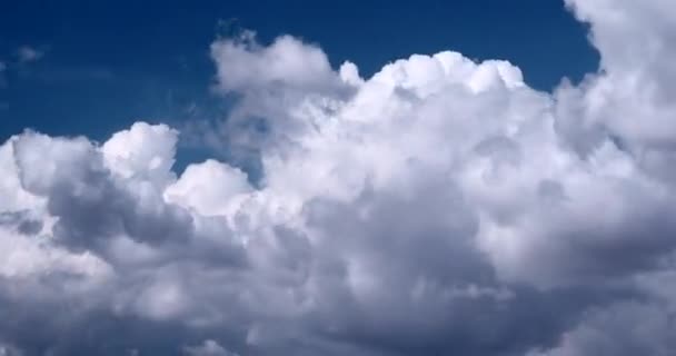 60P White Clouds Dark Overcast Silné Deštivé Mraky Pokrývají Modré — Stock video