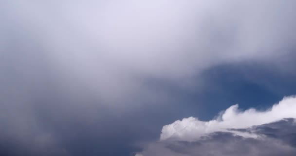 60P Nubes Blancas Nublado Oscuro Nube Lluviosa Pesada Cubre Cielo — Vídeo de stock