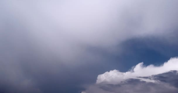 Białych Chmur Ciemnych Zachmurzeń Heavy Rainy Cloud Obejmuje Blue Sky — Wideo stockowe