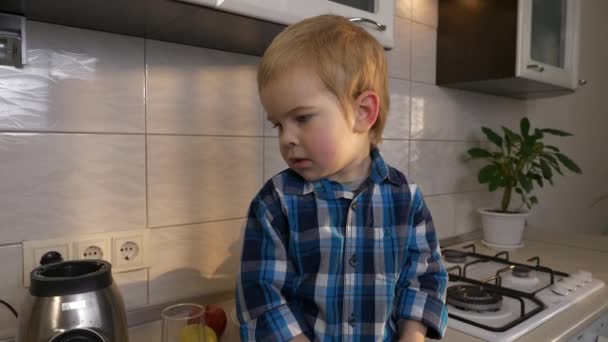 Schattig Kind Zit Het Aanrecht Van Keuken Terwijl Moeder Koken — Stockvideo