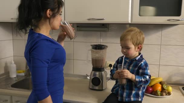 Moeder Zoon Geniet Van Het Drinken Van Gezonde Fruit Cocktail — Stockvideo