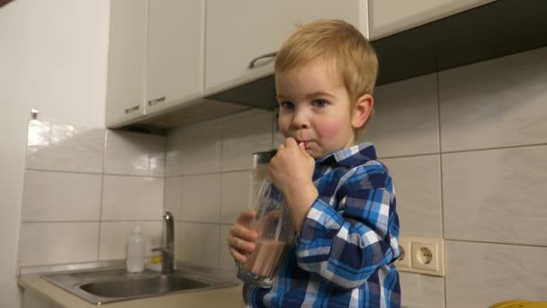 Mãe Filho Desfrute Beber Coquetel Frutas Saudáveis Cozinha Criança Sentada — Vídeo de Stock