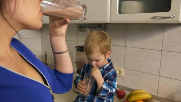 Madre Hijo Disfrutan Bebiendo Cóctel Frutas Saludables Cocina Niño Sentado — Vídeos de Stock