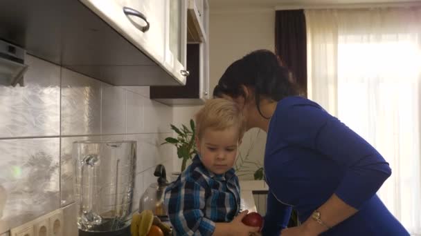 Occupé Jeune Mère Préparation Rapide Petit Déjeuner Pour Fils Enfant — Video