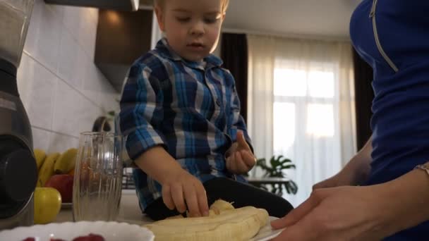 Kisfiú Segít Anyának Ételt Készíteni Ételhez Gyerek Banándarabokat Tesz Turmixgépbe — Stock videók