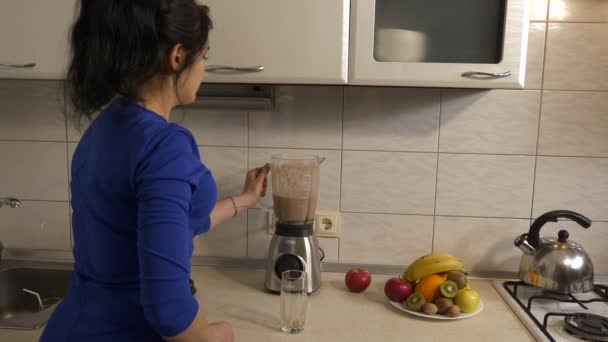 Genç Kadın Karıştırıcı Meyve Kokteylinden Bardağa Dökülüyor Sağlıklı Içkinin Tadını — Stok video