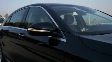 Otoyolun kenarında siyah lüks birinci sınıf acil durum durağı. Parlak Güneşli Gün