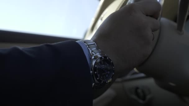 Close Hand Horloge Mannelijke Hand Grijpen Draaiende Stuurwiel Van Luxe — Stockvideo