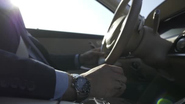 Close Handuhr Lenkrad Eines Luxus Business Class Autos Erfolgreicher Geschäftsmann — Stockvideo