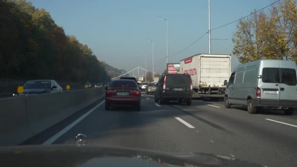 Auto Beweegt Traffic Jam Urban Highway Voorruit Motorkap Zicht Auto — Stockvideo