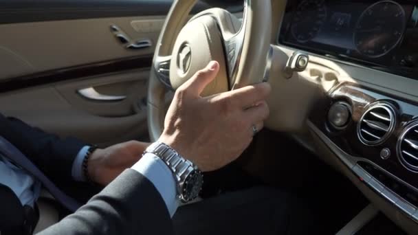 Κοντινό Πλάνο Αρσενικά Χέρια Γυρίστε Τιμόνι Της Πολυτελείας Business Class — Αρχείο Βίντεο