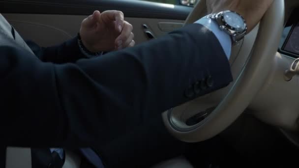 Großaufnahme Drehen Männliche Hände Lenkrad Eines Luxuriösen Business Class Autos — Stockvideo