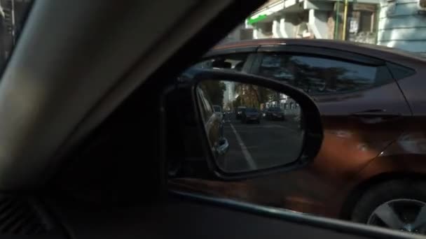 Крупным Планом Зеркало Отражения Автомобиля Движущегося Позади Шоссе Яркое Солнечное — стоковое видео