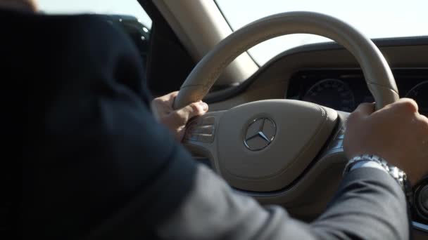 Közelkép Férfi Kezek Kapcsolja Kormányzás Kerék Luxus Üzleti Osztály Car — Stock videók