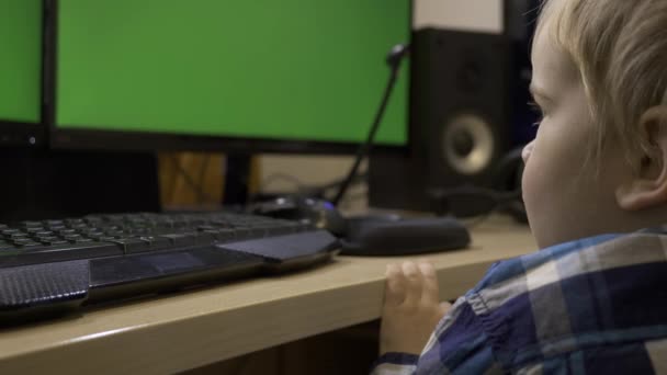 Kleines Kind Sitzt Vor Green Screen Monitoren Und Schaut Freelancer — Stockvideo