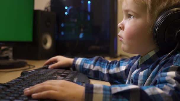 Kleines Kind Das Internet Surft Und Dabei Zusieht Wie Lernt — Stockvideo