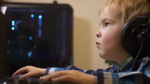 Małe Dziecko Gra Zegarki Słucha Muzyki Komputerze Stacja Robocza Ojca — Wideo stockowe