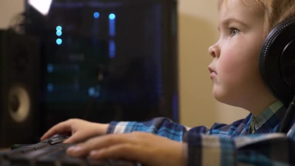 小さな子供は コンピュータ上の音楽を聴く時計を再生します 父のPcワークステーションの編集 ゲームPc — ストック動画