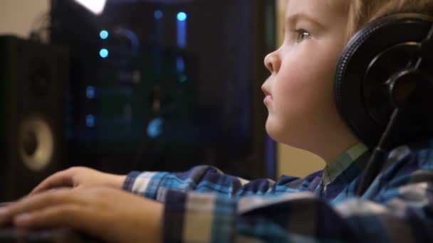 Little Child Speelt Horloges Luistert Naar Muziek Computer Vader Workstation — Stockvideo