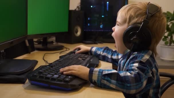 Niño Cansado Bosteza Mientras Navega Por Internet Jugando Ver Cómo — Vídeos de Stock