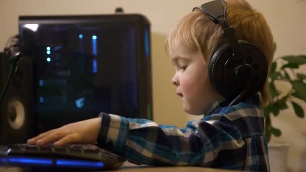 Pequena Criança Joga Relógios Ouve Música Computador Pai Está Editando — Vídeo de Stock