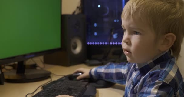 Маленький Ребенок Знает Пользоваться Интернетом Играя Настольный Компьютер Мальчик Сидит — стоковое видео