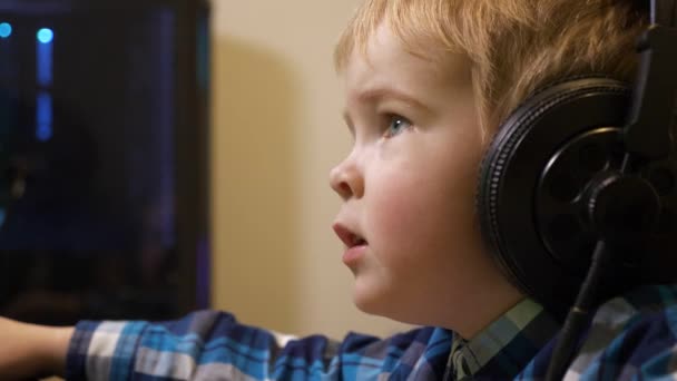60P Cute Little Child Headphones Talks Educação Distância Enquanto Navega — Vídeo de Stock
