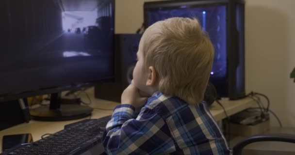 Serious Little Child Watching Cars Driving Racing Vídeos Jogos Monitor — Vídeo de Stock