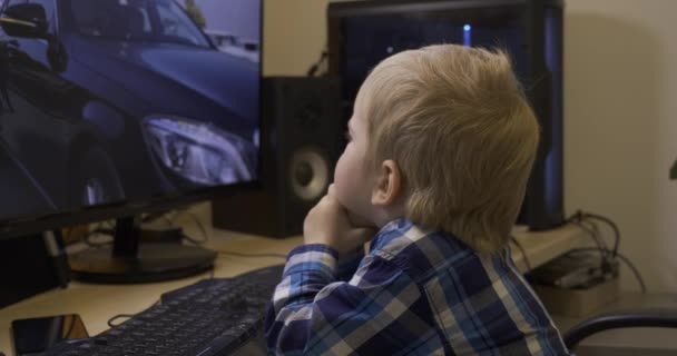 Σοβαρό Μικρό Παιδί Βλέποντας Αυτοκίνητα Οδήγησης Racing Video Games Computer — Αρχείο Βίντεο