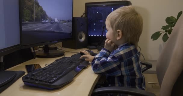 严重的幼儿看车驾驶赛车视频游戏在计算机监控 父亲的编辑电脑工作站 游戏电脑 10位Hlg — 图库视频影像