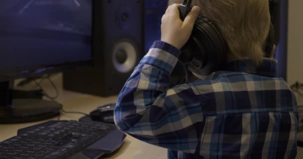 Little Child Coloca Headphones Head Studio Começa Jogar Jogo Carro — Vídeo de Stock