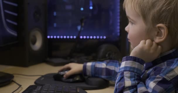 Criança Aprendendo Usar Computador Mouse Surfing Internet Jogar Assistindo Boy — Vídeo de Stock