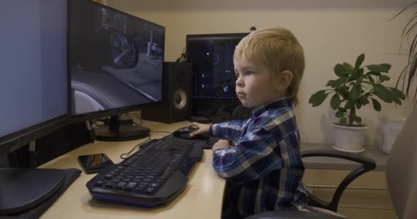 Criança Aprendendo Usar Computador Mouse Surfing Internet Jogar Assistindo Boy — Vídeo de Stock