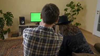 Tatmin Olmayan Kadın Odaya Girerken İki Genç Yetişkin Arkadaş Yeşil Ekran TV izlerken Kızgın ve Kargaşa Çıkartıyor