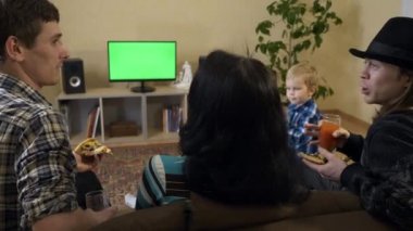 4K 60p Çocuk ve Arkadaşlarıyla Mutlu Aile Partisinde Domates Suyu ile Pizza Yiyin ve Yeşil Ekran TV İzleyin
