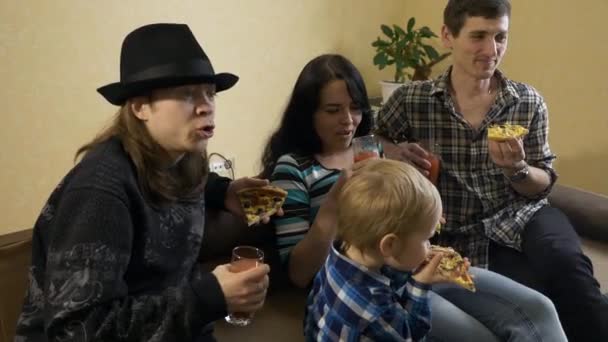 60P Famiglia Felice Con Bambini Amici Hanno Partito Mangiare Pizza — Video Stock