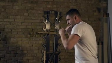 Boksör Dövüşçüsü Eğitimi Eli Yumrukluyor Öfkeli Yumruklar Antrenmanı. Şiddetli Yumruklar Havada. Profesyonel Sporcu Yarışmaya Hazırlanıyor. Doğu Asya Style Studio 'da Atletizm Eğitimi. Gölge Dövüşü 2x Yavaş çekim - 0.5 hız 60 FPS