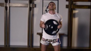 Dövüş Sanatları Dövüşçüsü Eğitimli Eller Ağır Ağırlık Diskleri Tutuyor. Güç Antrenmanı. Sporcu Eğitimi Dövüş için Hazırlanıyor. Doğu Asya Biçimli Stüdyo Sporcusu.