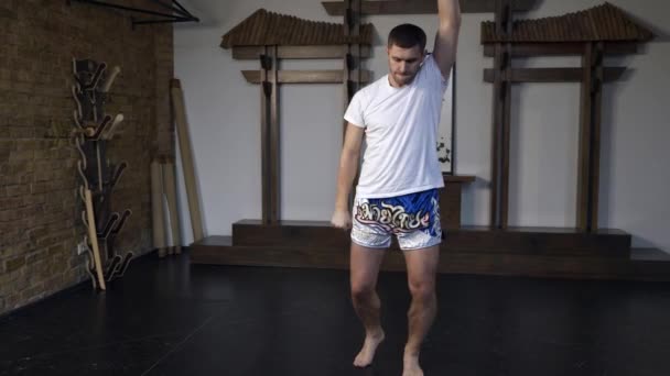 Martial Arts Fighter Sportman Warmt Man Die Oefeningen Doet Bereiden — Stockvideo