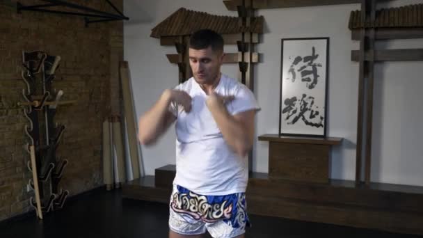 Martial Arts Fighter Sportsman Warming Ejercicios Realización Del Hombre Preparándose — Vídeos de Stock