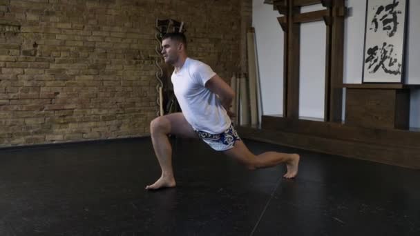 Martial Arts Fighter Sportman Warmt Man Die Oefeningen Doet Bereiden — Stockvideo