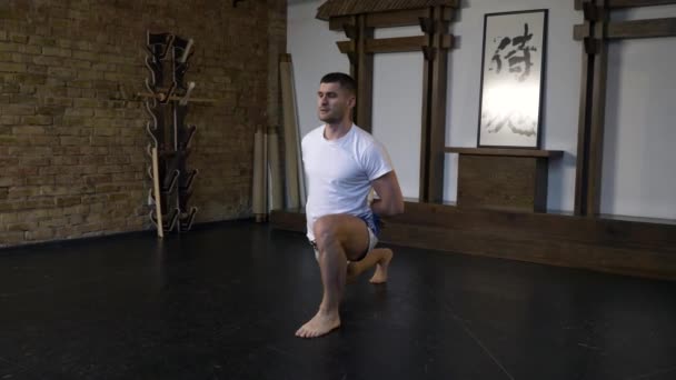 Bojovník Bojových Umění Sportovec Zahřívá Muže Cvičit Příprava Tréninkový Souboj — Stock video